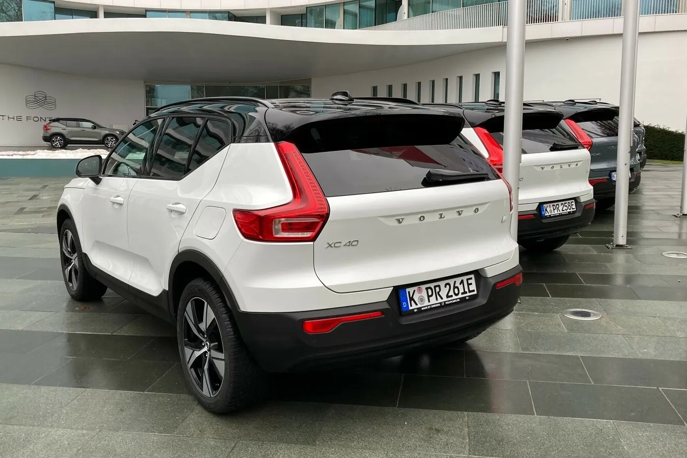 Typische für Volvo sind auch die ins Dach gezogenen Rückleuchten,