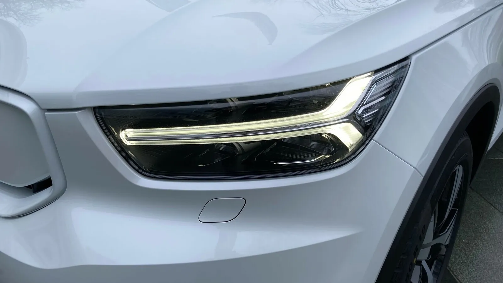 Typischer „Thors Hammer“-Tagfahr-LEDs auch am vollelektrischen Volvo XC40.