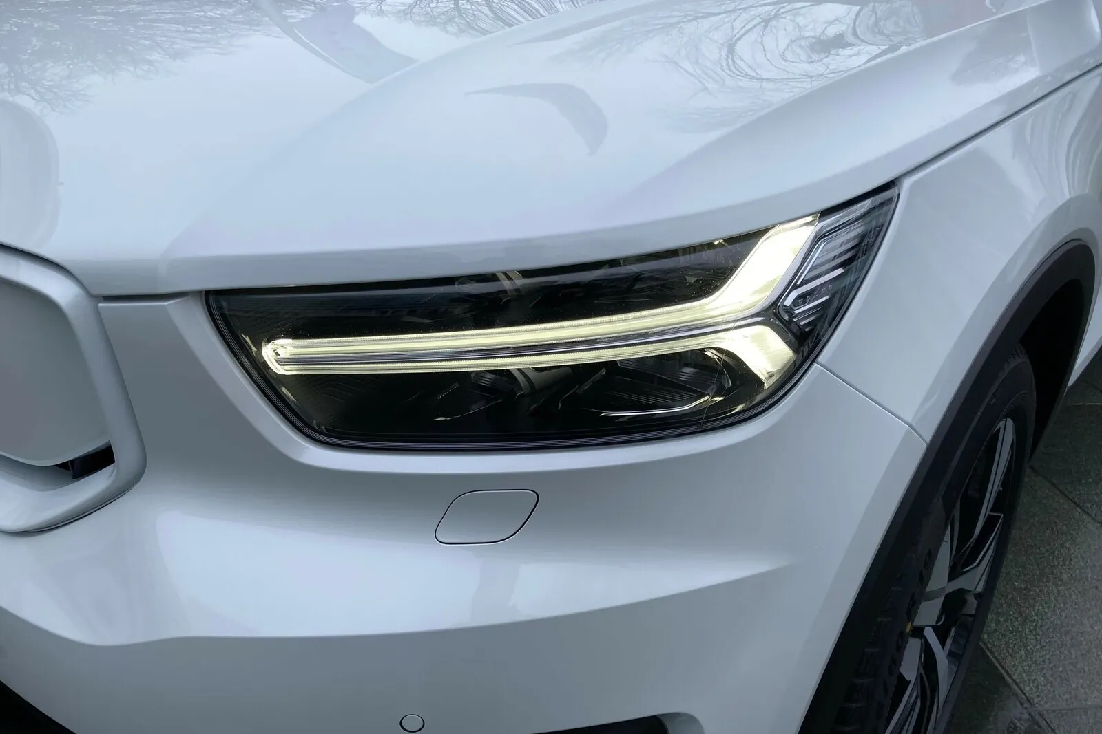 Typischer „Thors Hammer“-Tagfahr-LEDs auch am vollelektrischen Volvo XC40.
