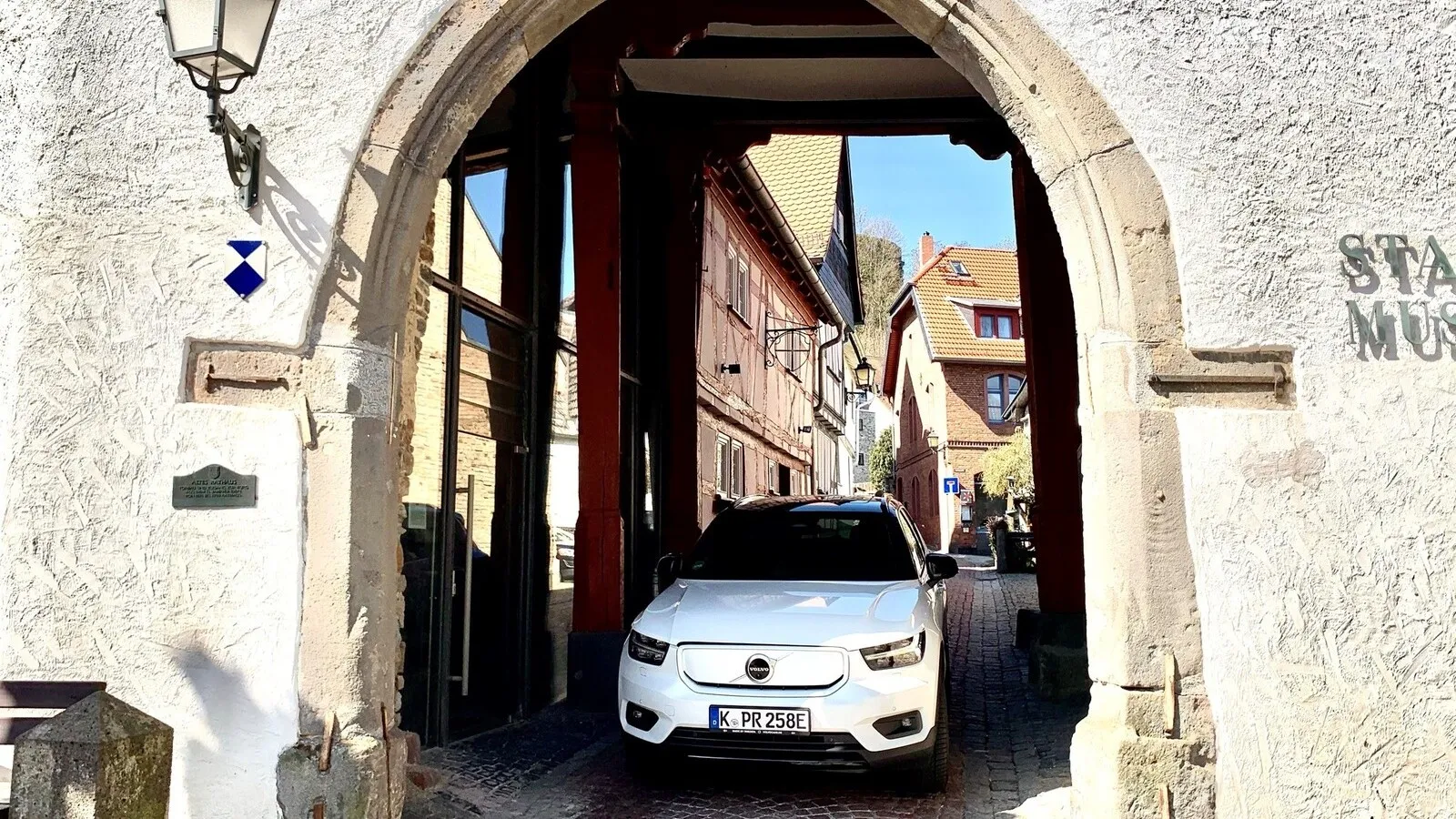 Großes Fahrzeug, enge Gassen. Auch das meistert der Volvo XC 40 Recharge P8 AWD Pure Electric souverän.