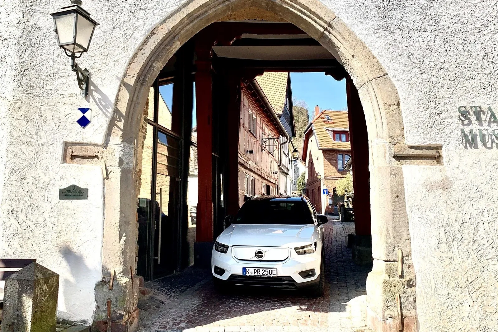 Großes Fahrzeug, enge Gassen. Auch das meistert der Volvo XC 40 Recharge P8 AWD Pure Electric souverän.