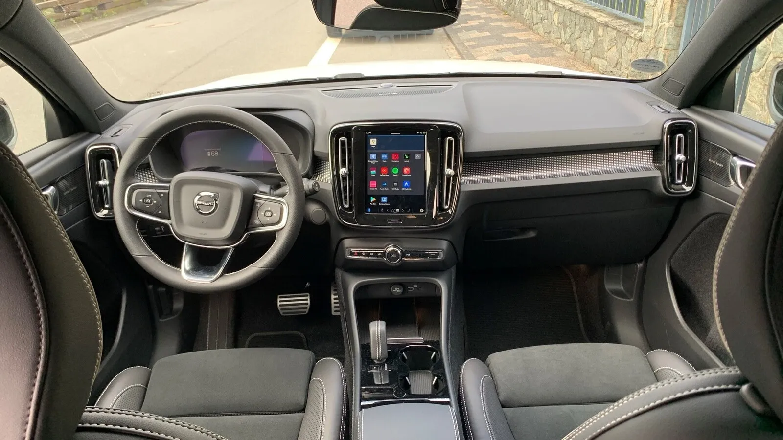 Innen ist viel Raum auf allen Plätzen. Neu ist im XC 40 das Betriebssystem Android Auto von Google inklusive Google Maps und Google Services als Navigationssystem.