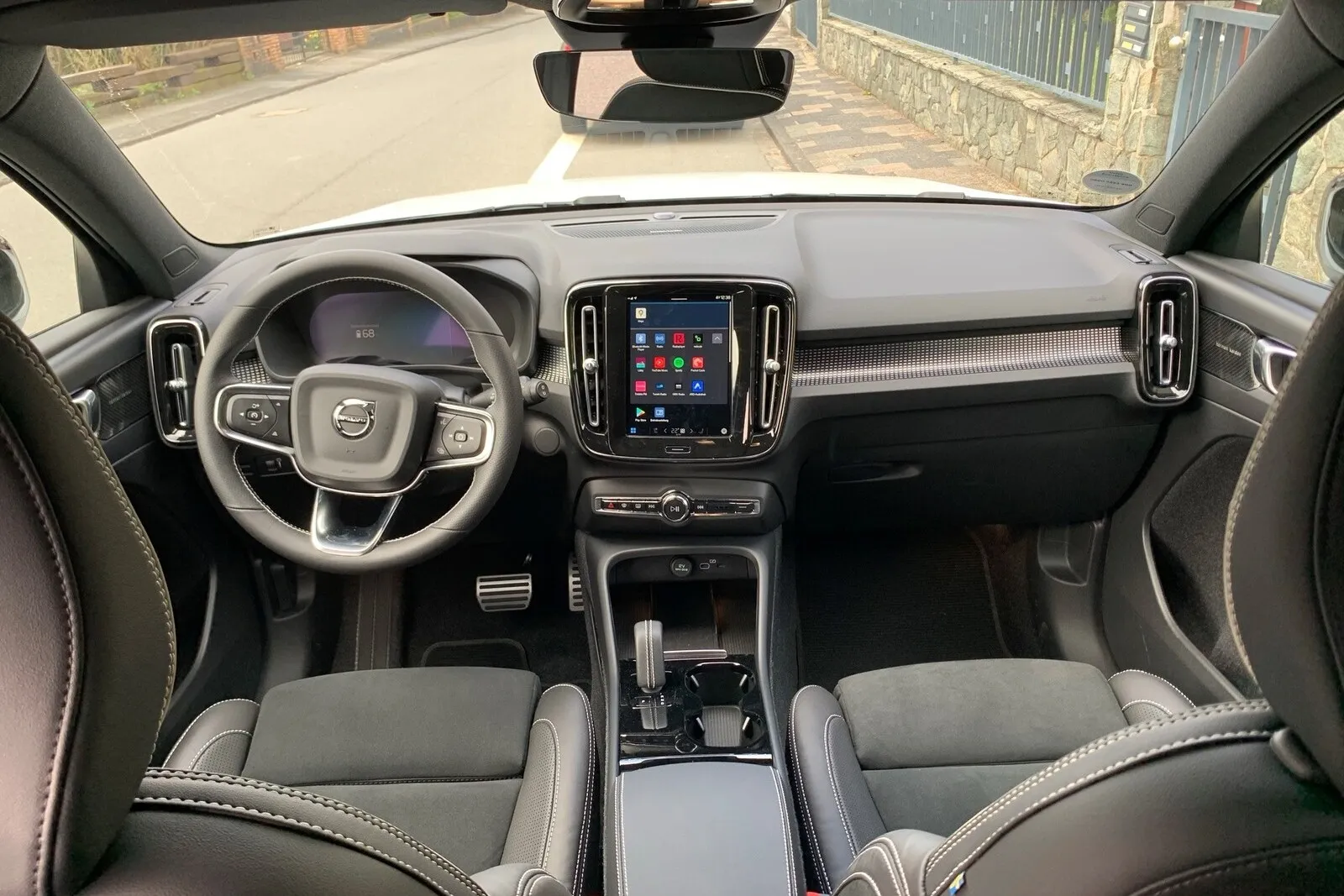 Innen ist viel Raum auf allen Plätzen. Neu ist im XC 40 das Betriebssystem Android Auto von Google inklusive Google Maps und Google Services als Navigationssystem.