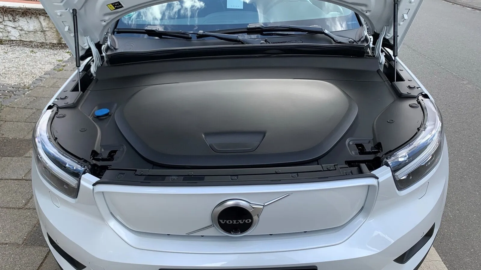 Volvo nutzt den Platz im Motorraum für eine weitere Staufläche. Dort passt prima das Ladekabel hinein.