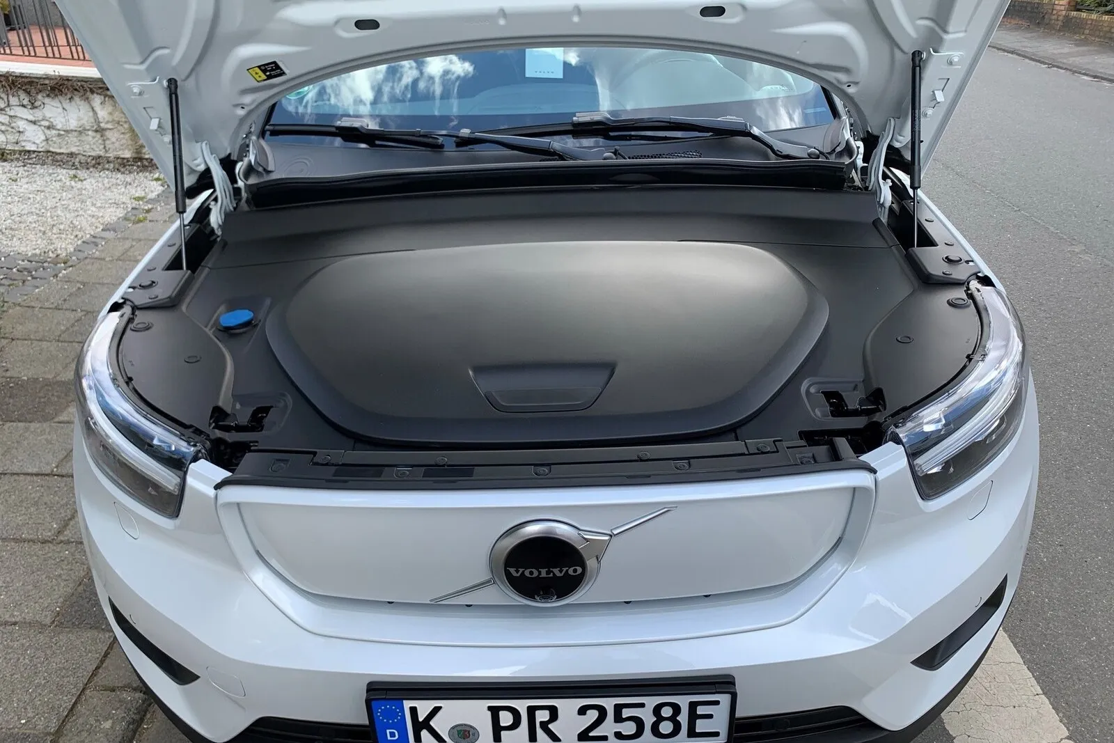 Volvo nutzt den Platz im Motorraum für eine weitere Staufläche. Dort passt prima das Ladekabel hinein.