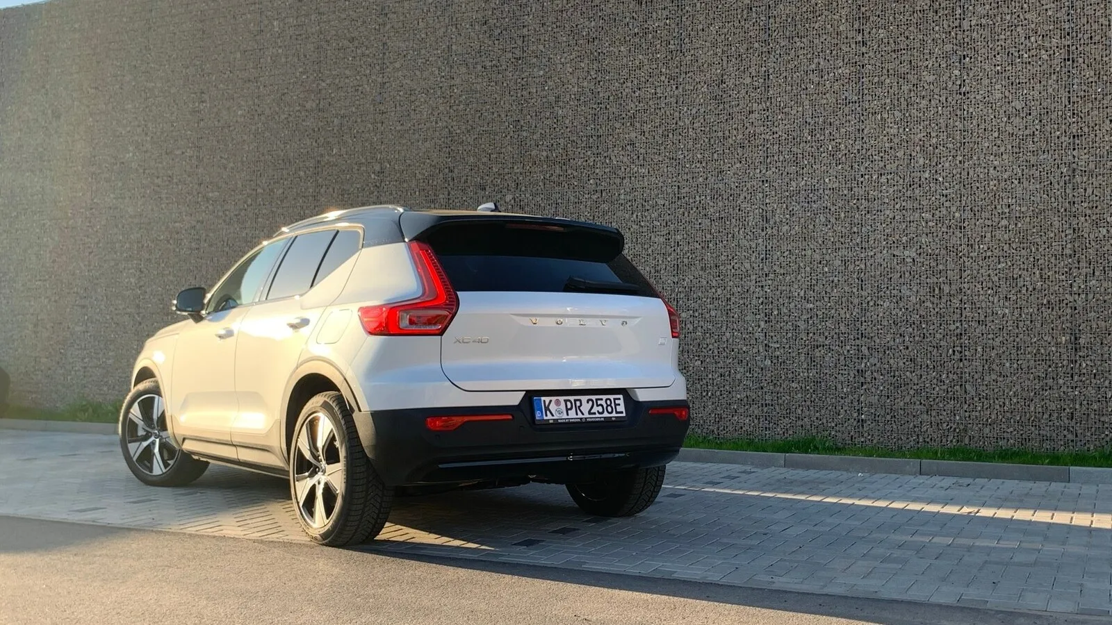 Der XC 40 Recharge P8 AWD Pure Electric ist das erste vollelektrische Kompaktklasse SUV von Volvo. Für ein kompaktes Auto wirkt er groß und mächtig.