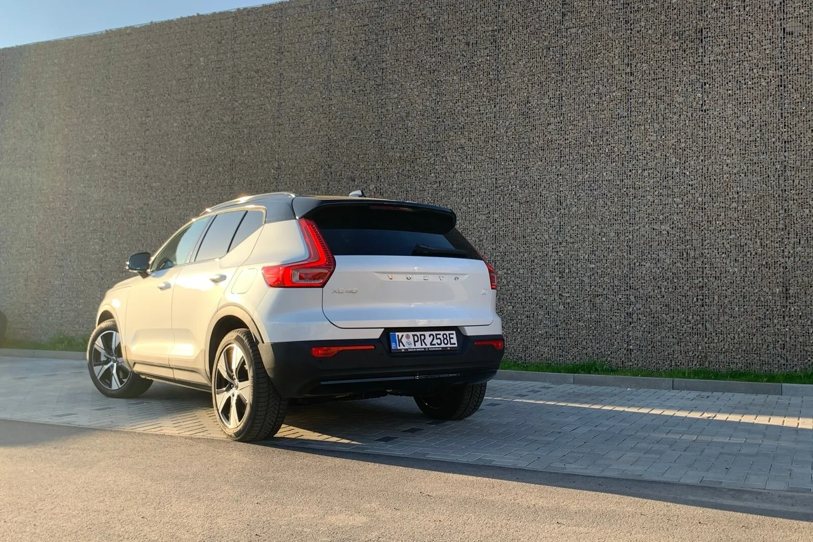 Der XC 40 Recharge P8 AWD Pure Electric ist das erste vollelektrische Kompaktklasse SUV von Volvo. Für ein kompaktes Auto wirkt er groß und mächtig.