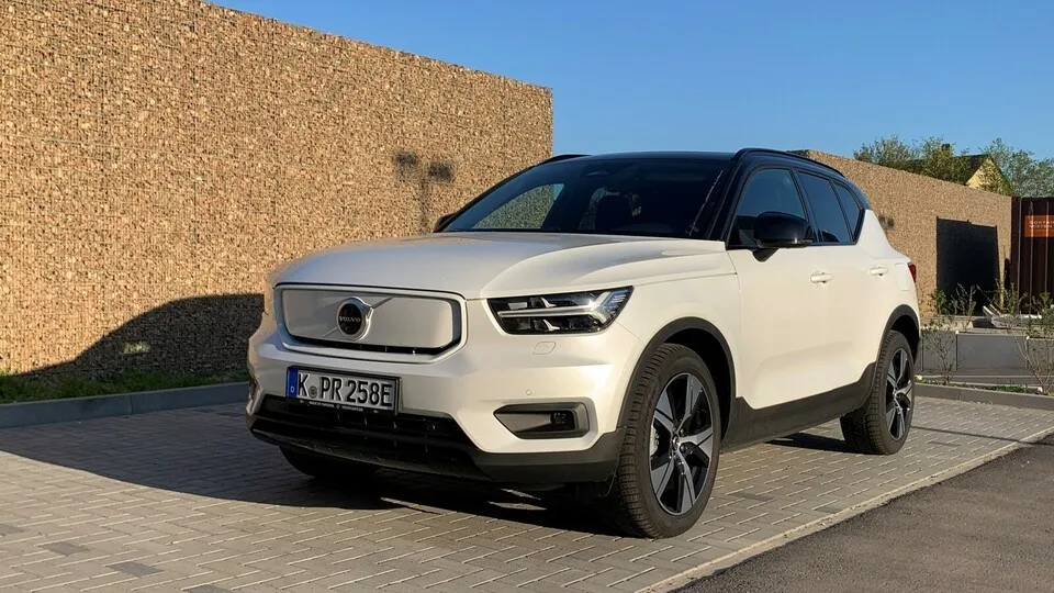 Der Volvo XC 40 Recharge P8 AWD Pure Electric teilt sich die Technik mit dem Polestar und unterscheidet sich optisch durch den abgedeckten Kühlergrill.