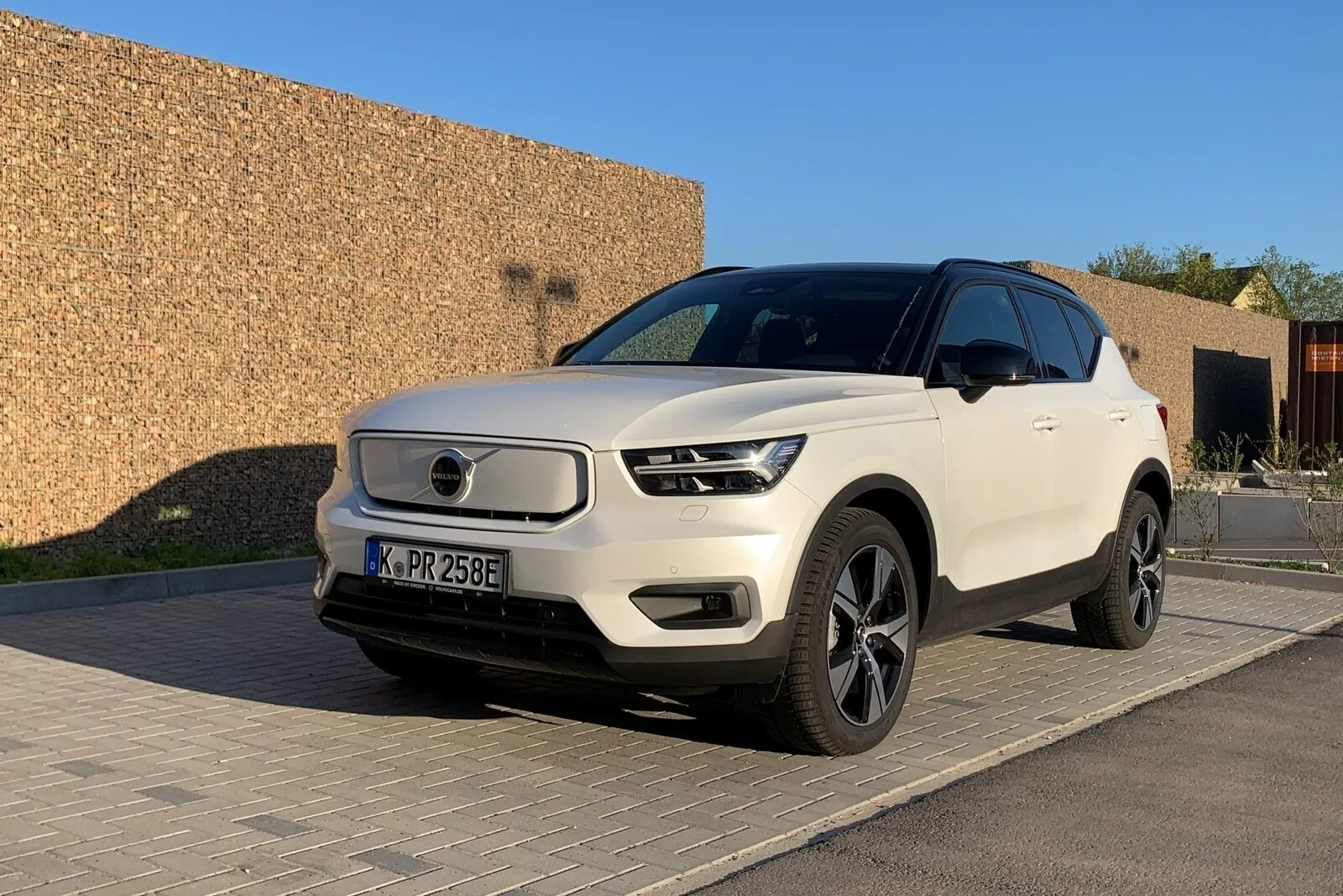 Der Volvo XC 40 Recharge P8 AWD Pure Electric teilt sich die Technik mit dem Polestar und unterscheidet sich optisch durch den abgedeckten Kühlergrill.