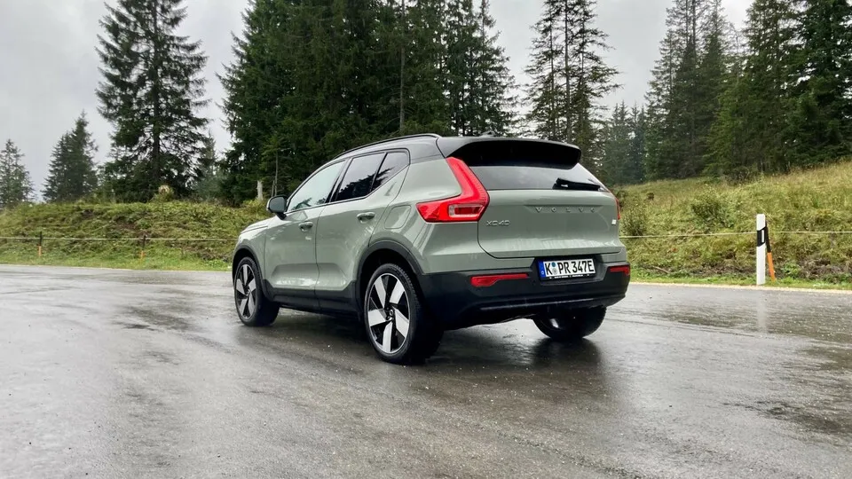 Betonung auf das Heck: Sind Volvo XC40 (Bild) oder C40  Recharge Pure Electric mit nur einem Elektromotor ausgestattet, sind künftig die Hinterräder angetrieben.