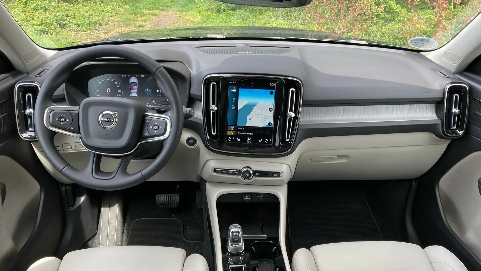 Auch im Interieur des Volvo XC40 gibt es keinerlei Überraschungen. Ein Navi ist im Recharge T4 immer mit an Bord.