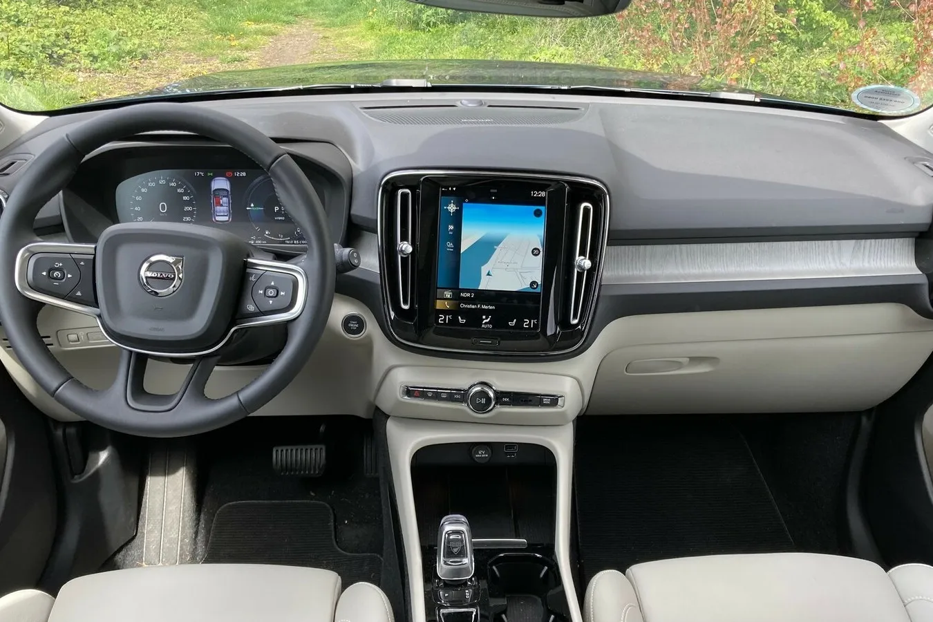 Auch im Interieur des Volvo XC40 gibt es keinerlei Überraschungen. Ein Navi ist im Recharge T4 immer mit an Bord.