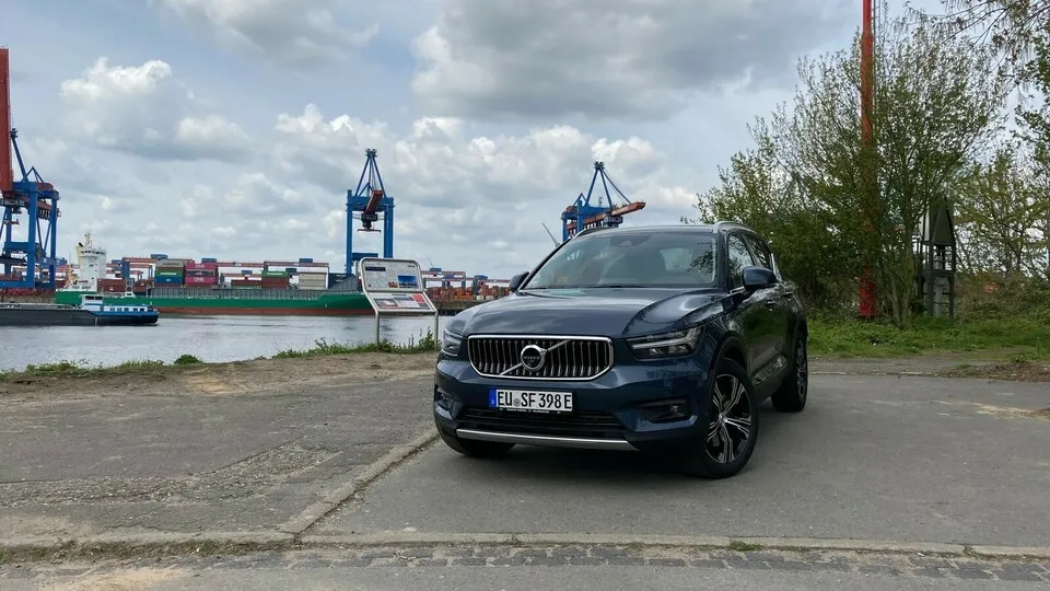 Typischer Volvo-Grill, „Thors Hammar“-LED-Tagfahrleuchten  der XC40 Recharge T4 ist ein typischer Vertreter seiner Marke.