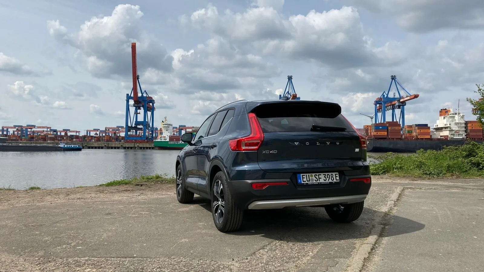 Charakteristisches XC40-Heck mit Rückleuchten in der C-Säule.