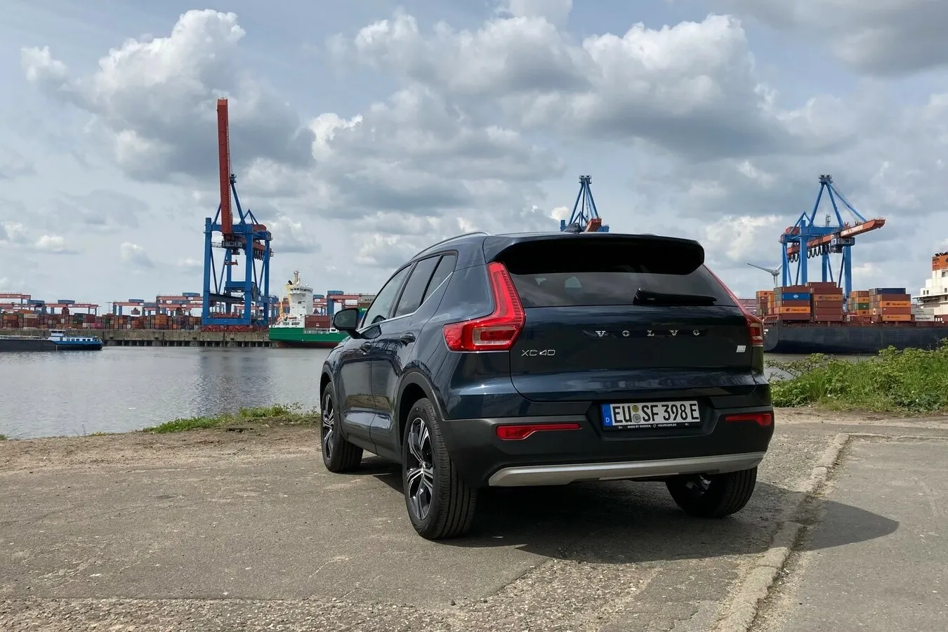 Charakteristisches XC40-Heck mit Rückleuchten in der C-Säule.