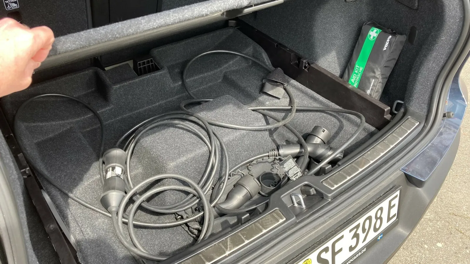 Unter dem Kofferraumboden finden die Ladekabel Platz.