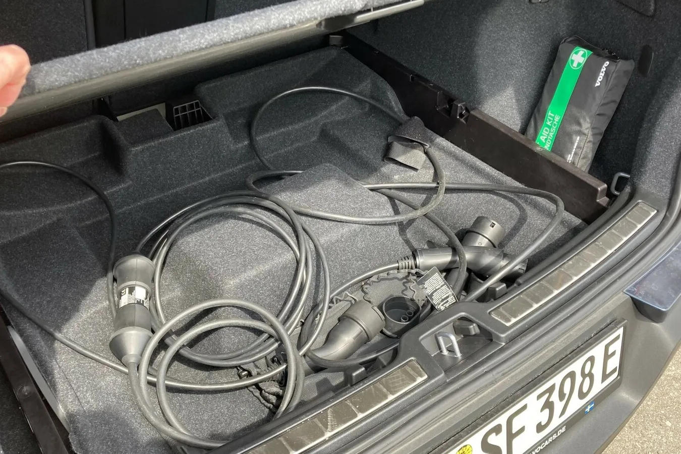 Unter dem Kofferraumboden finden die Ladekabel Platz.