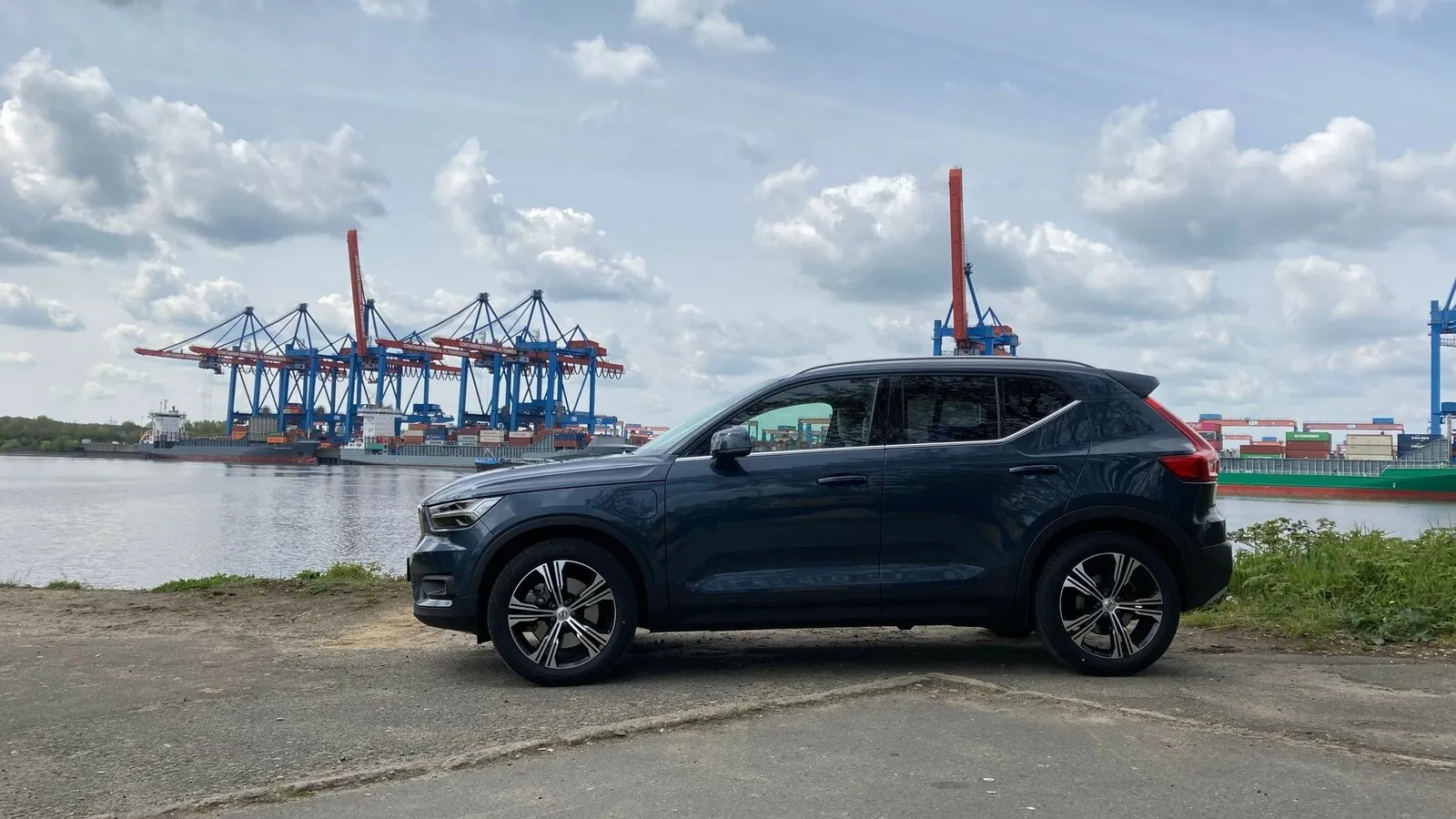 Typisch für die XC40-Seitenlinie ist die ansteigende Gürtellinie in der hinteren Tür.