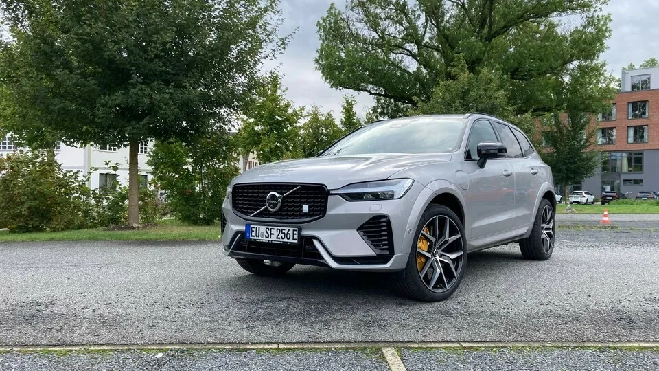 Der Volvo XC60 geht mit nur marginalen Design-Änderungen ins neue Modelljahr. Neu sind Grill und Stoßfänger.