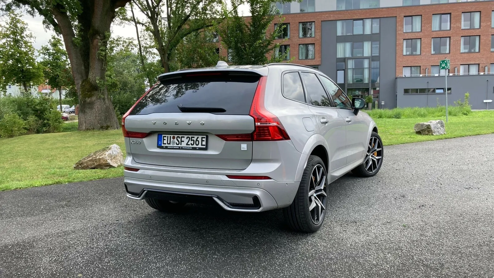 Auch das Heck von Volvos mittelgroßem SUV ist bekannt. Wie an der Front gibt es eine neu gestaltete Schürze.