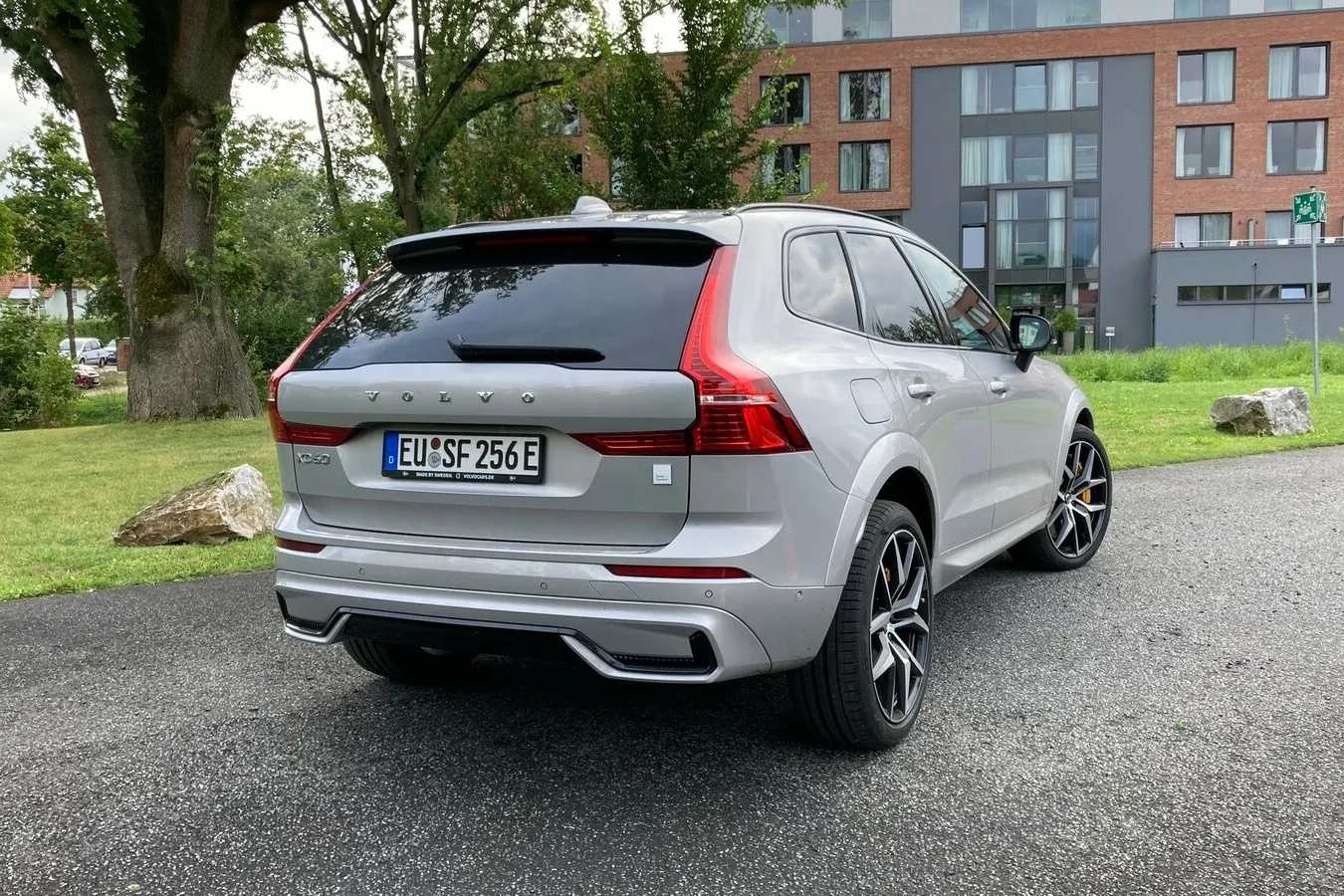 Auch das Heck von Volvos mittelgroßem SUV ist bekannt. Wie an der Front gibt es eine neu gestaltete Schürze.