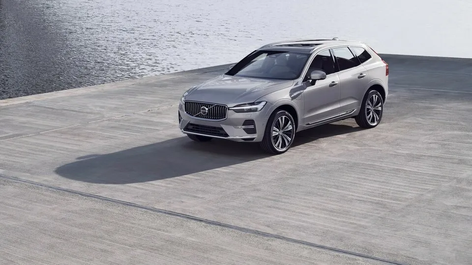 Volvo frischt sein SUV XC60 zum Modelljahr 2022 auf.