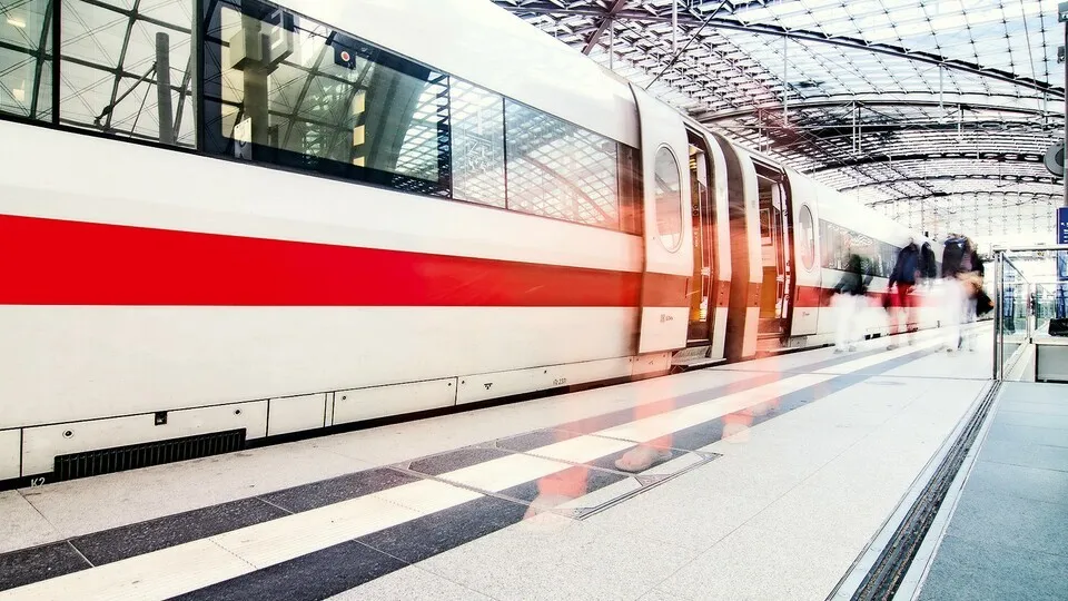 ICE im Bahnhof