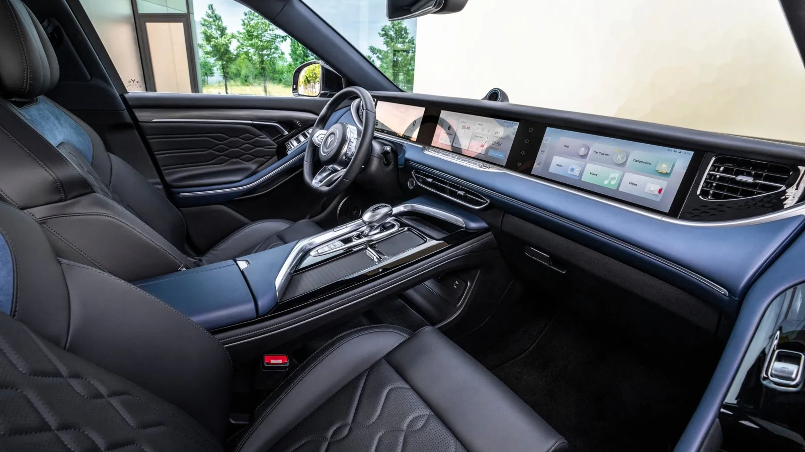Mehrere Bildschirme sind im Cockpit vorhanden..