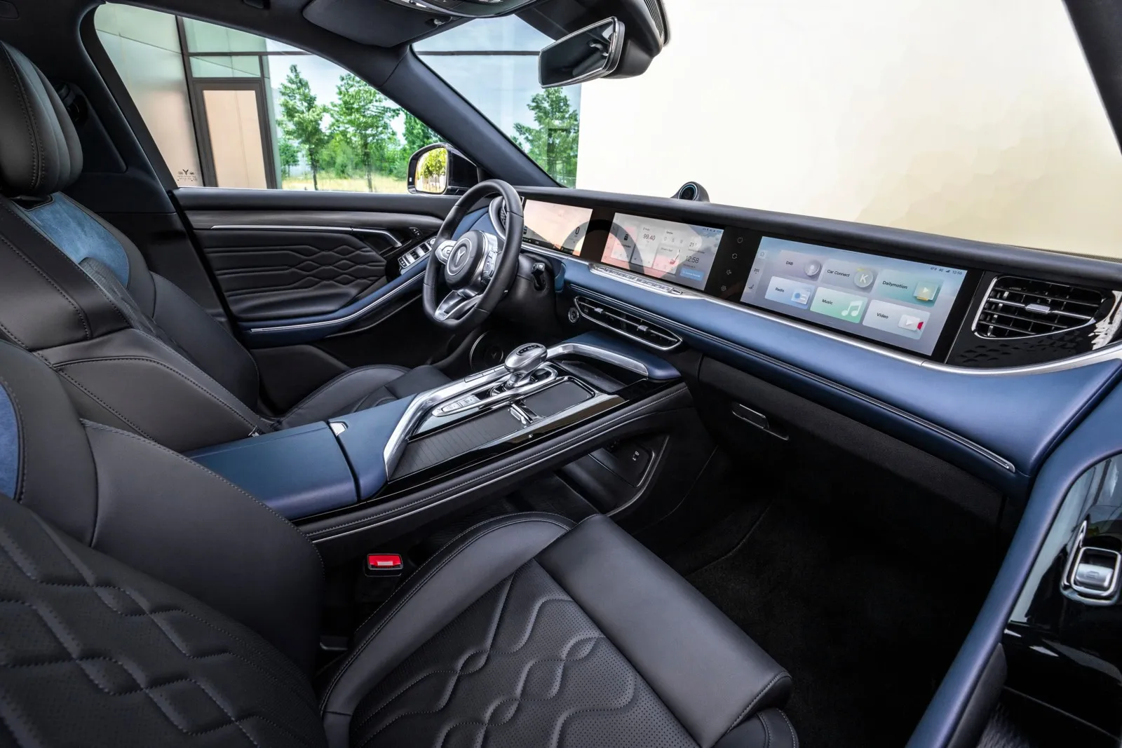 Mehrere Bildschirme sind im Cockpit vorhanden..