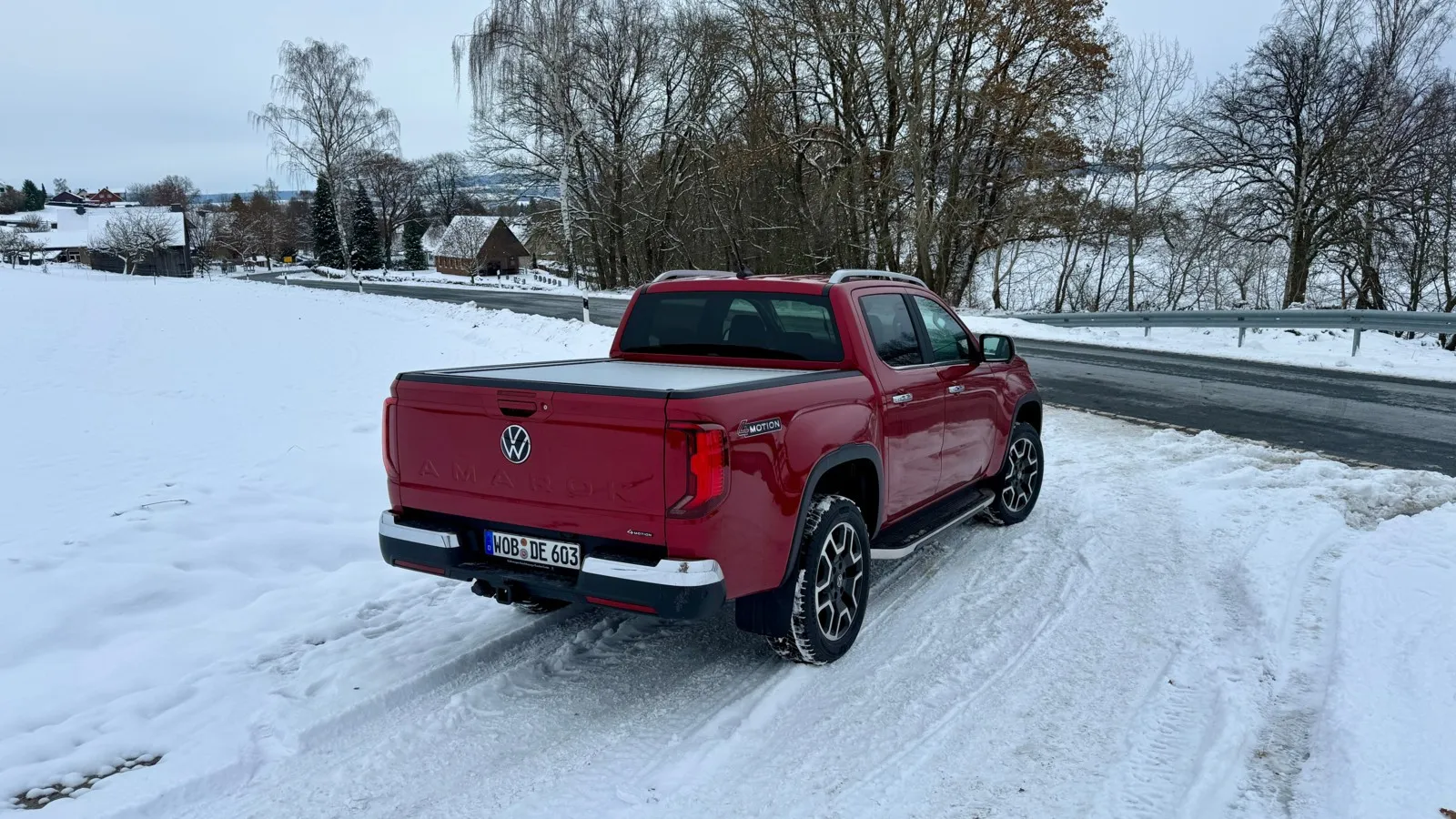 Großes VW-Logo auf der Amarok-Heckklappe.