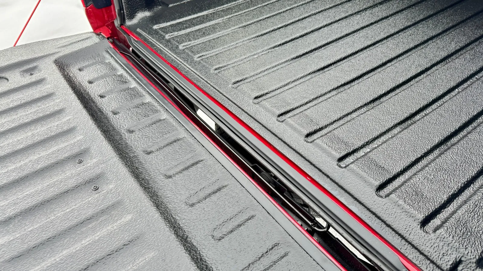 Zum leichteren Öffnen und Schließen der Ladeklappe verbaut VW je nach Ausstattung eine Drehstabfeder.