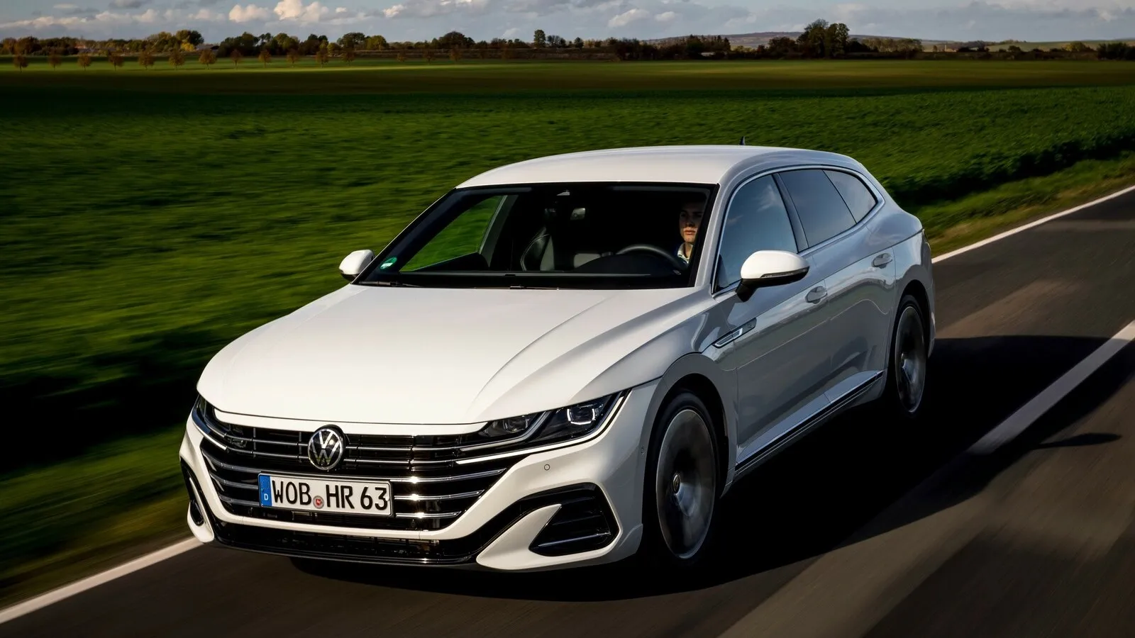 Mit 1.162 Euro Folgekosten müssen Fuhrparkverantwortliche für den VW Arteon 2.0 TDI Shooting Brake rechnen. Als 2.0 TSI 4Motion DSG ist der Wolfsburger 130 PS stärker, in Sachen Wartung und Verschleiß aber nur 270 Euro teurer.