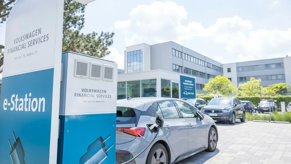 Ladesäulen bei Volkswagen Financial Services in der Braunschweiger Zentrale