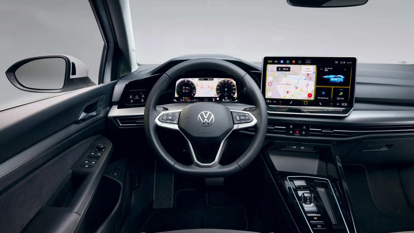 Mehr getan hat VW im Interieur. So gibt es ein überarbeitetes Infotainmentsystem, richtige Tasten im Multifunktionslenkrad und beleuchtete Slider für Temperatur und Audiolautstärke.