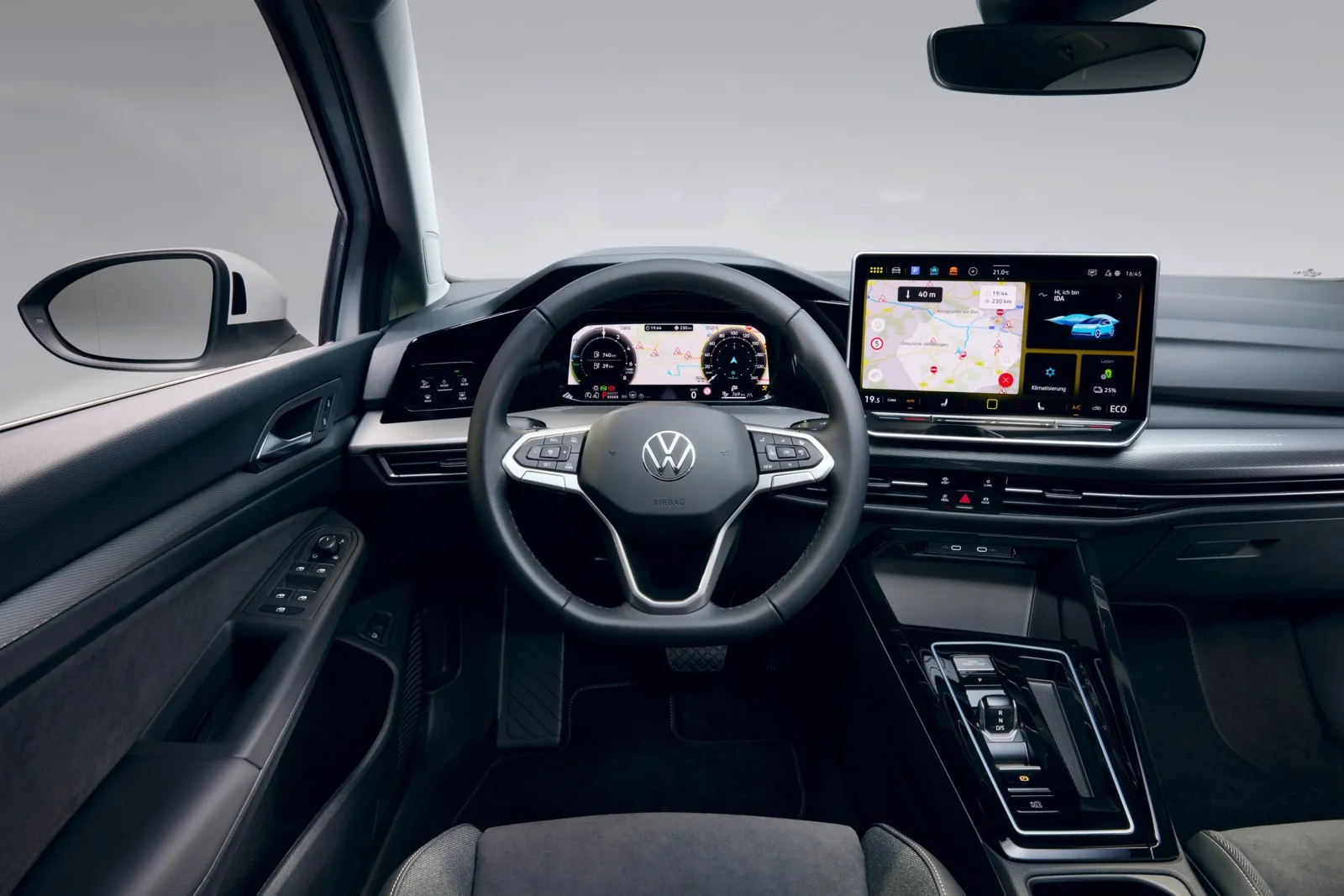 Mehr getan hat VW im Interieur. So gibt es ein überarbeitetes Infotainmentsystem, richtige Tasten im Multifunktionslenkrad und beleuchtete Slider für Temperatur und Audiolautstärke.