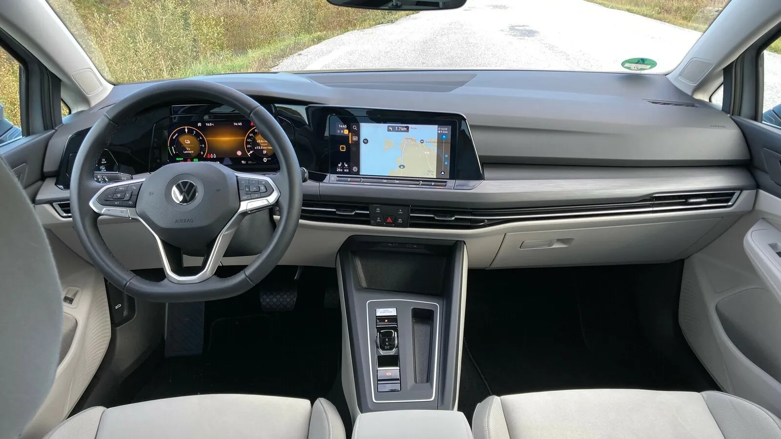 Auch das Cockpit kommt im typischen Golf-Layout.
