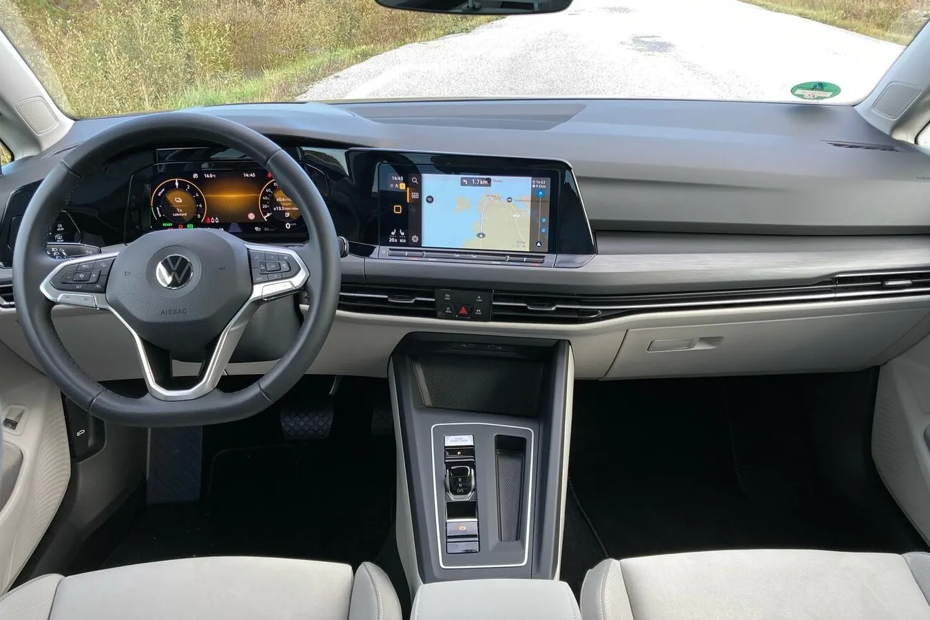 Auch das Cockpit kommt im typischen Golf-Layout.