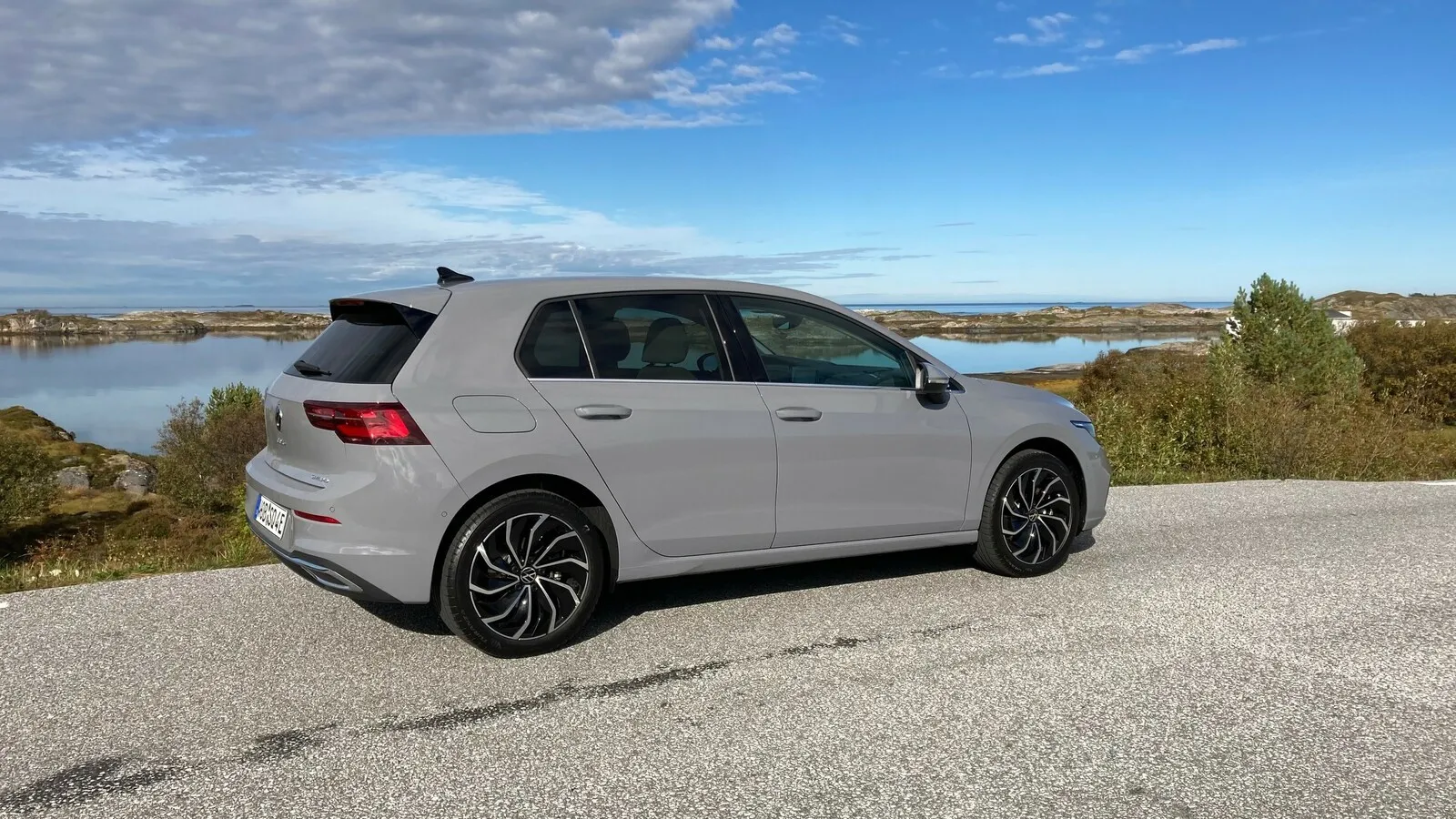 Optisch unterscheidet sich der Golf eHybrid praktisch gar nicht von seinen konventionelle betriebenen Geschwistern.