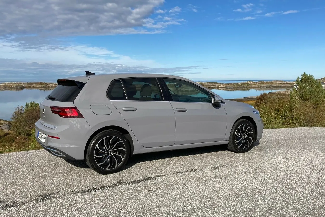 Optisch unterscheidet sich der Golf eHybrid praktisch gar nicht von seinen konventionelle betriebenen Geschwistern.