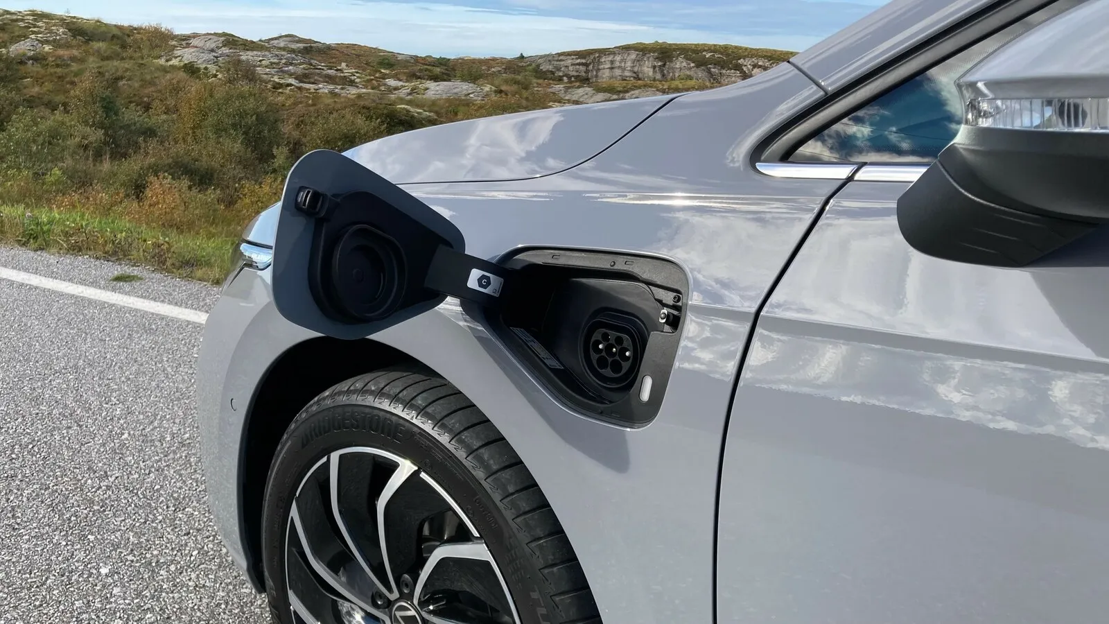 Geladen werden die Plug-in-Hybride auf MQB-Basis mit maximal 3,6 kW Ladeleistung.