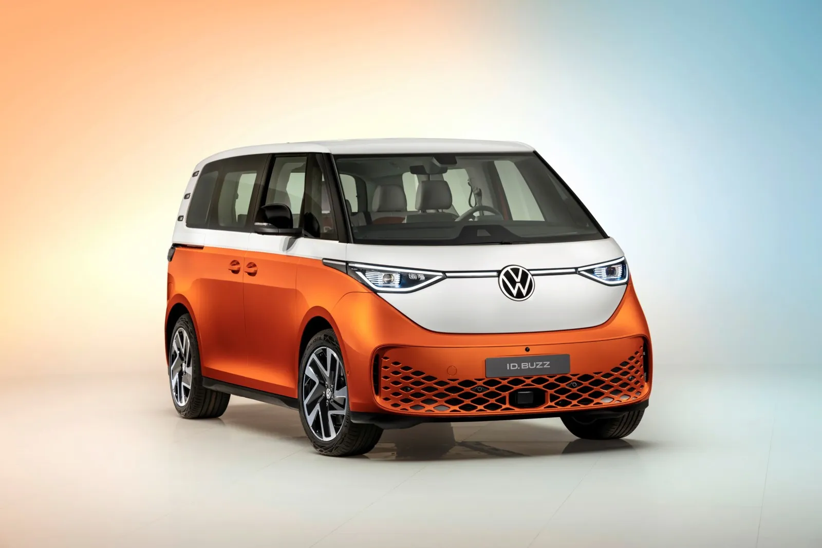 Neben dem ID.Buzz Cargo stellt Volkswagen Nutzfahrzeuge auch die Pkw-Version seines neuen Elektroautos vor.