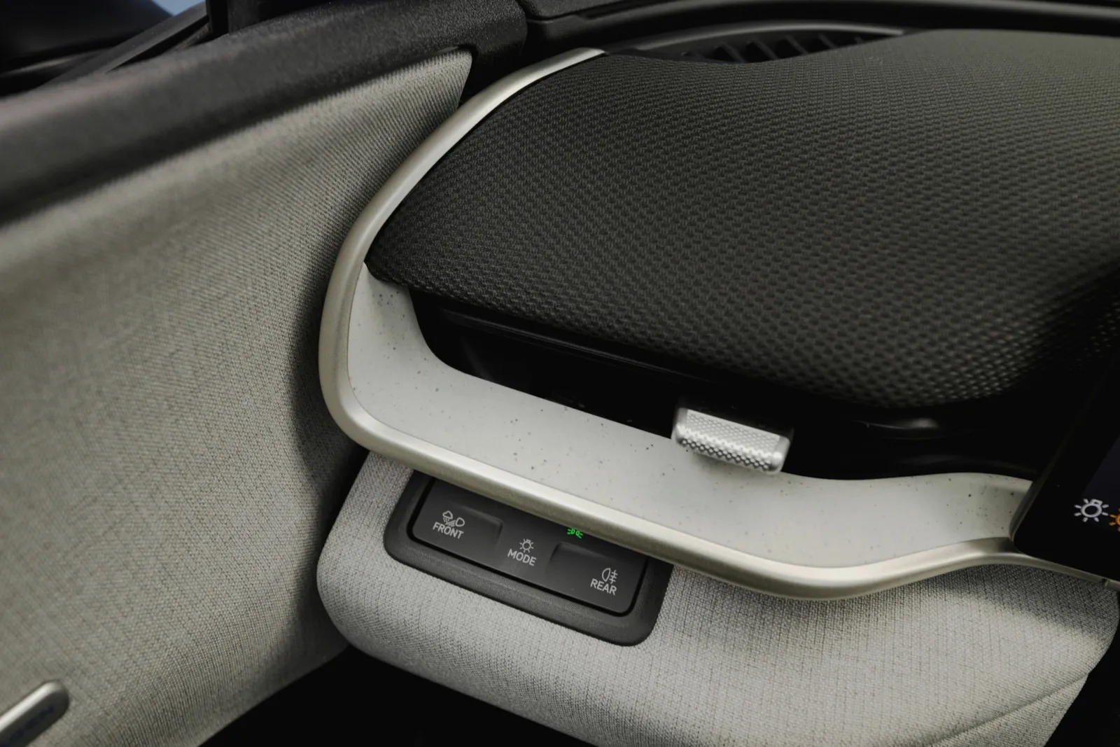 Stoffbespannte Oberflächen und strukturierte Materialien sollen laut Volkswagen die Wertanmutung im Innenraum erhöhen.