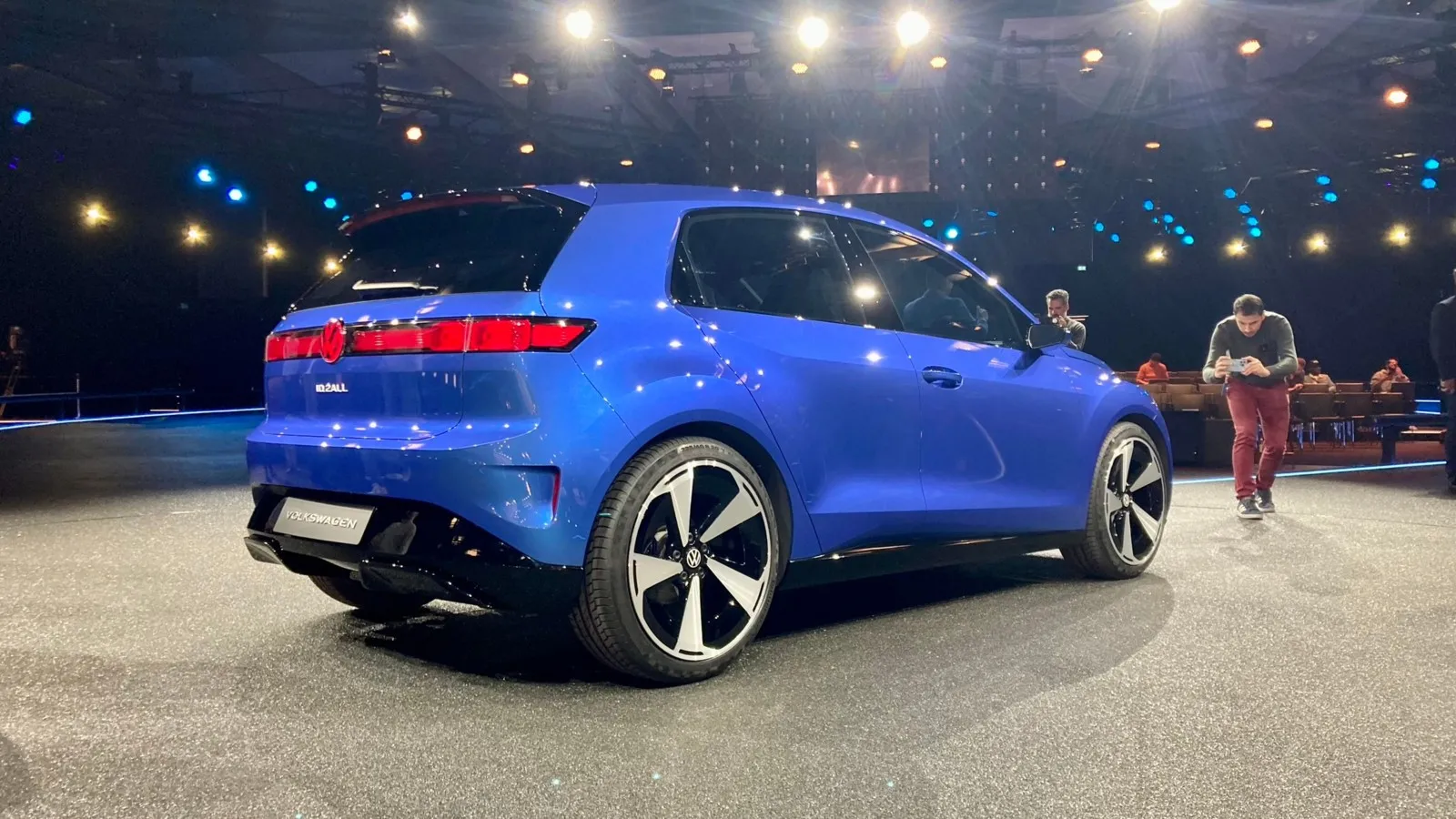 Klare Linien und ein durchgehendes Leuchtenband prägen den VW ID.2all am Heck.
