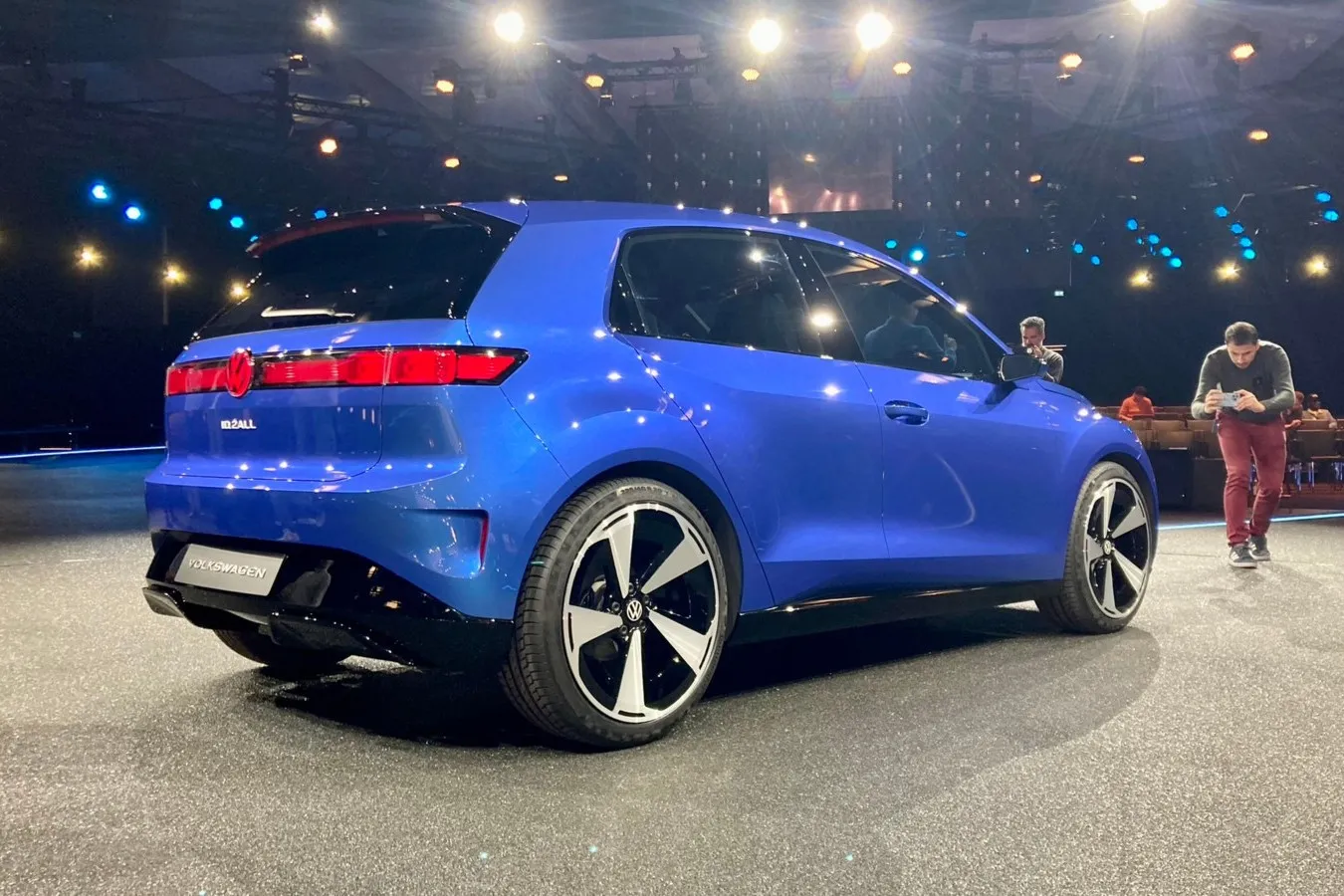 Klare Linien und ein durchgehendes Leuchtenband prägen den VW ID.2all am Heck.