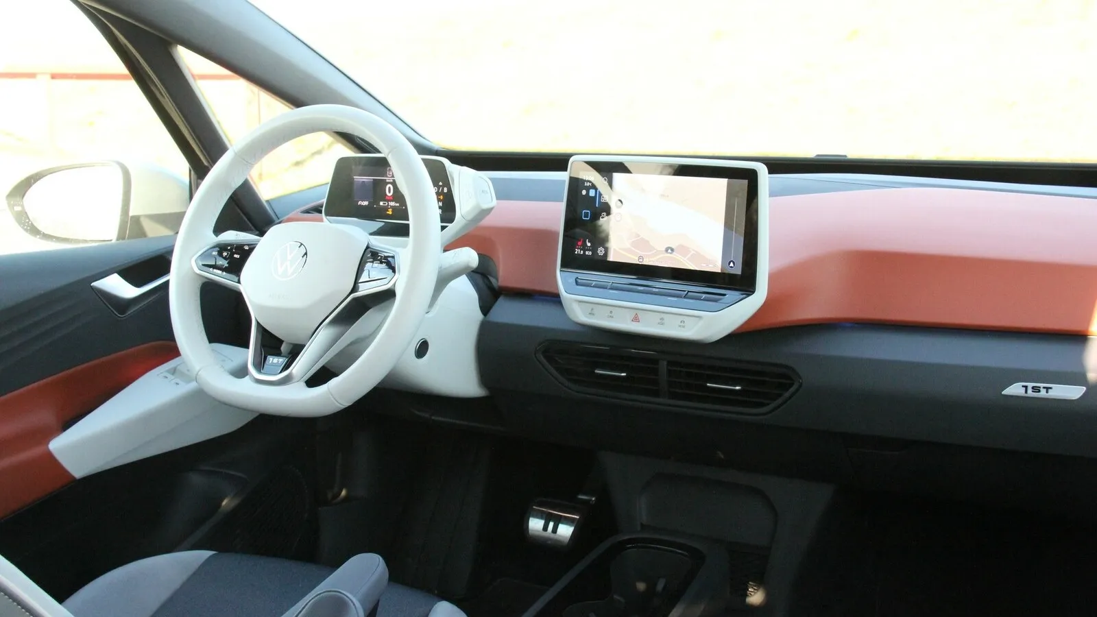 5,3-Zoll-Digitalinstrumente und 10-Zoll-Toucscreen im aufgeräumten, nicht an allen Stellen qualitativ hochwertigen ID.3-Innenraum.