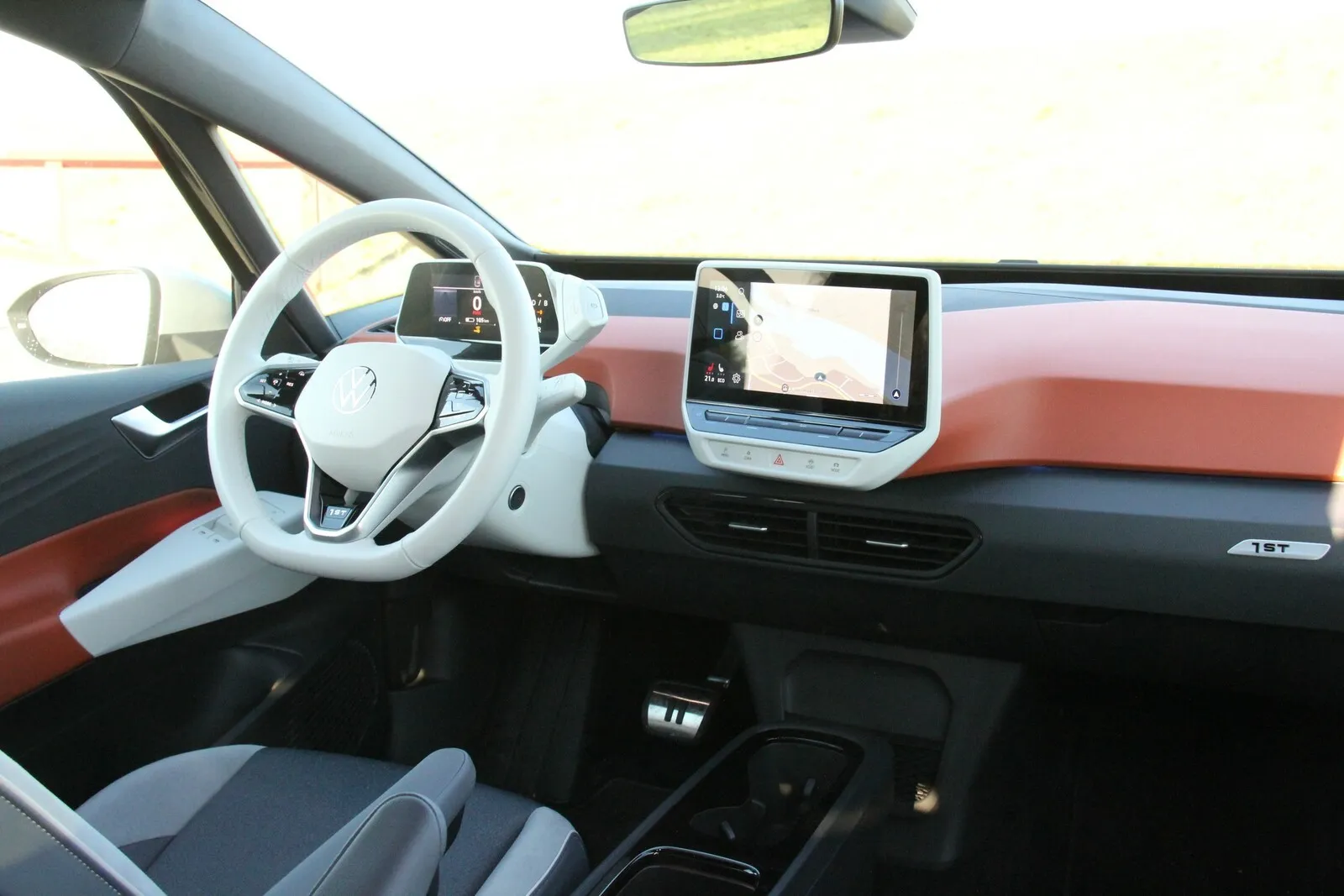5,3-Zoll-Digitalinstrumente und 10-Zoll-Toucscreen im aufgeräumten, nicht an allen Stellen qualitativ hochwertigen ID.3-Innenraum.