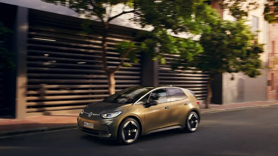 Der VW ID.3 bekommt eine neue Frontschürze, an der Motorhaube entfällt die Kunststoffverkleidung unterhalb der Windschutzscheibe.