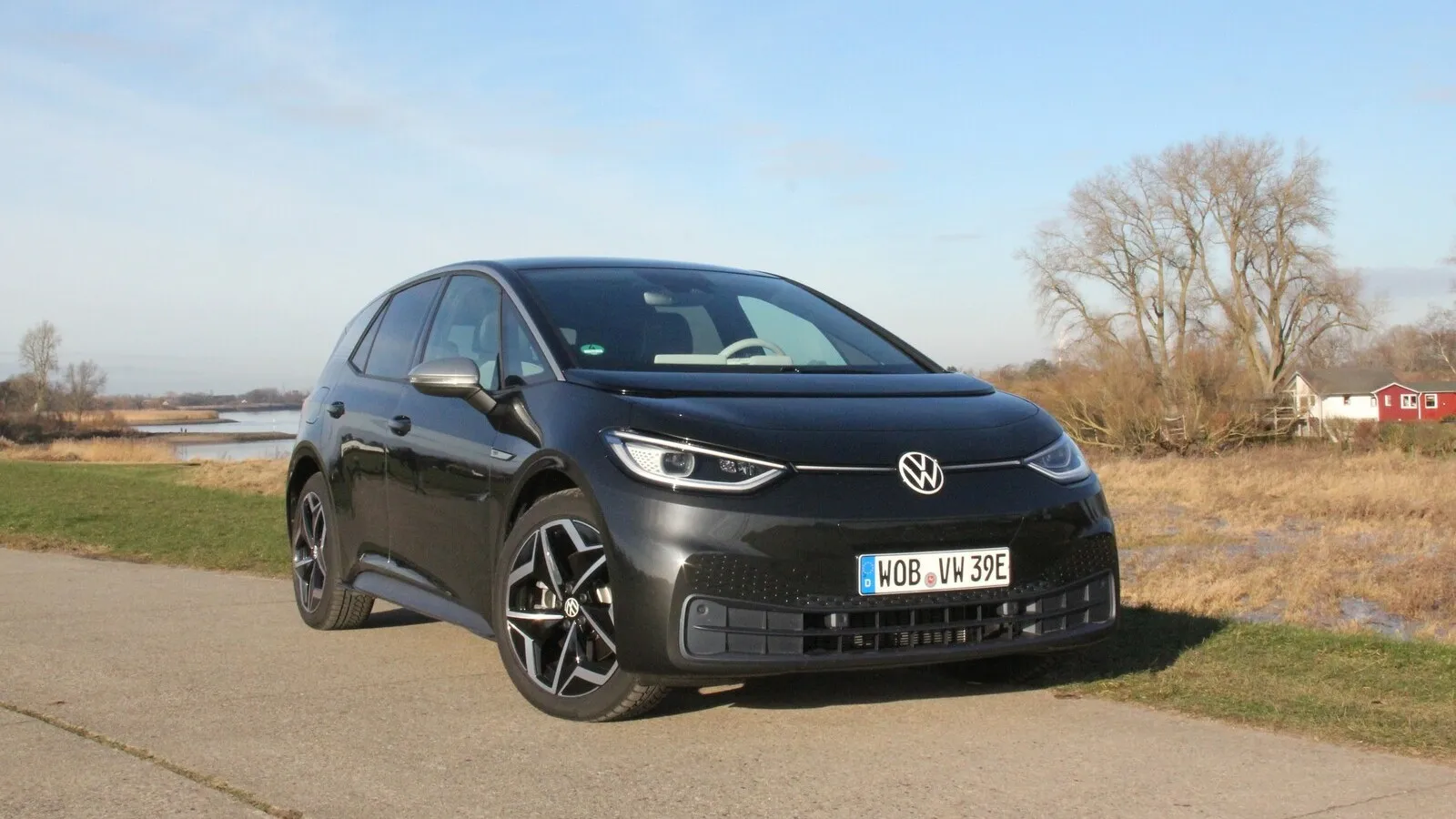 Freundliches Frontdesign mit LED-Lichtleiste zwischen den Scheinwerfern: der neue VW ID.3.