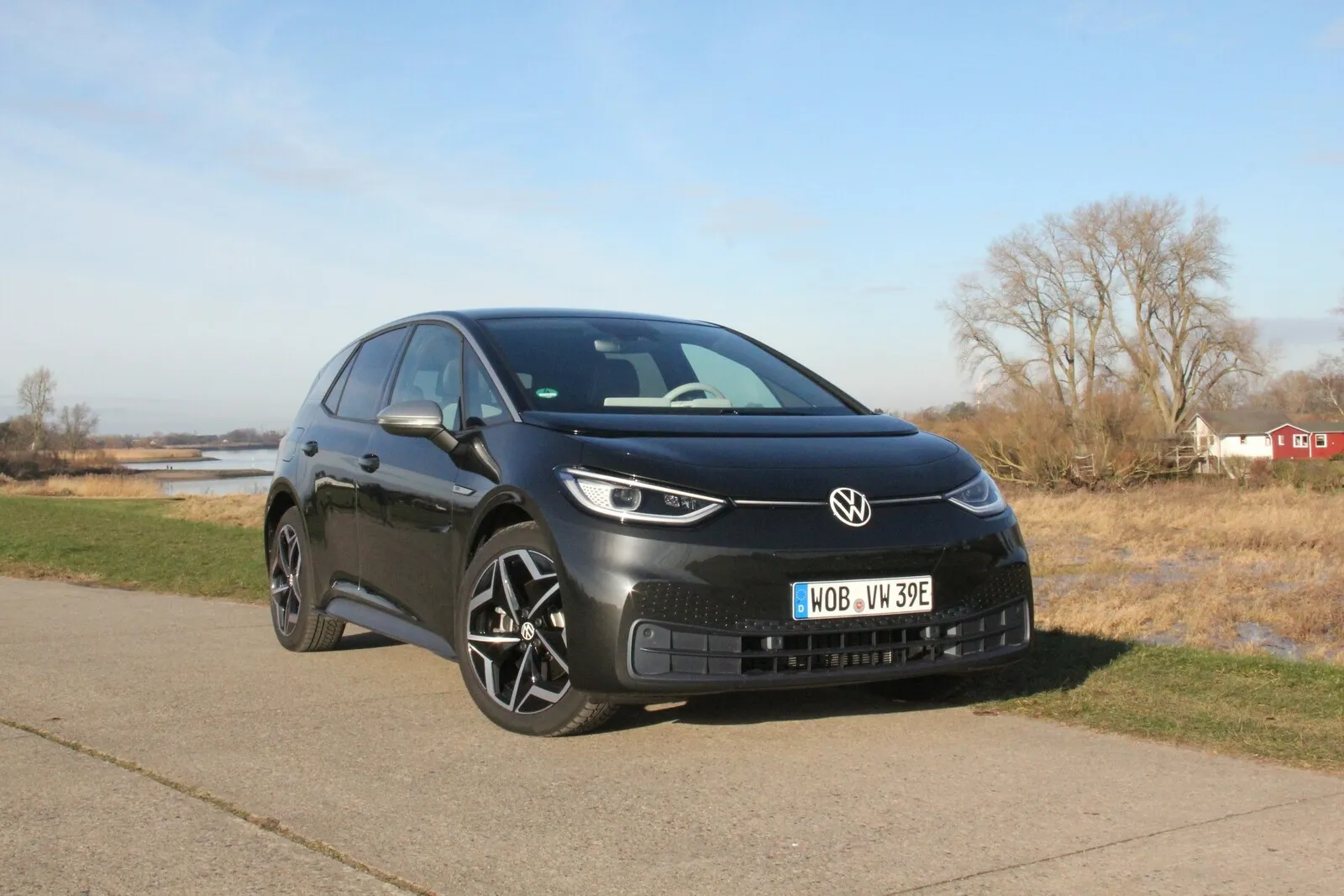Freundliches Frontdesign mit LED-Lichtleiste zwischen den Scheinwerfern: der neue VW ID.3.