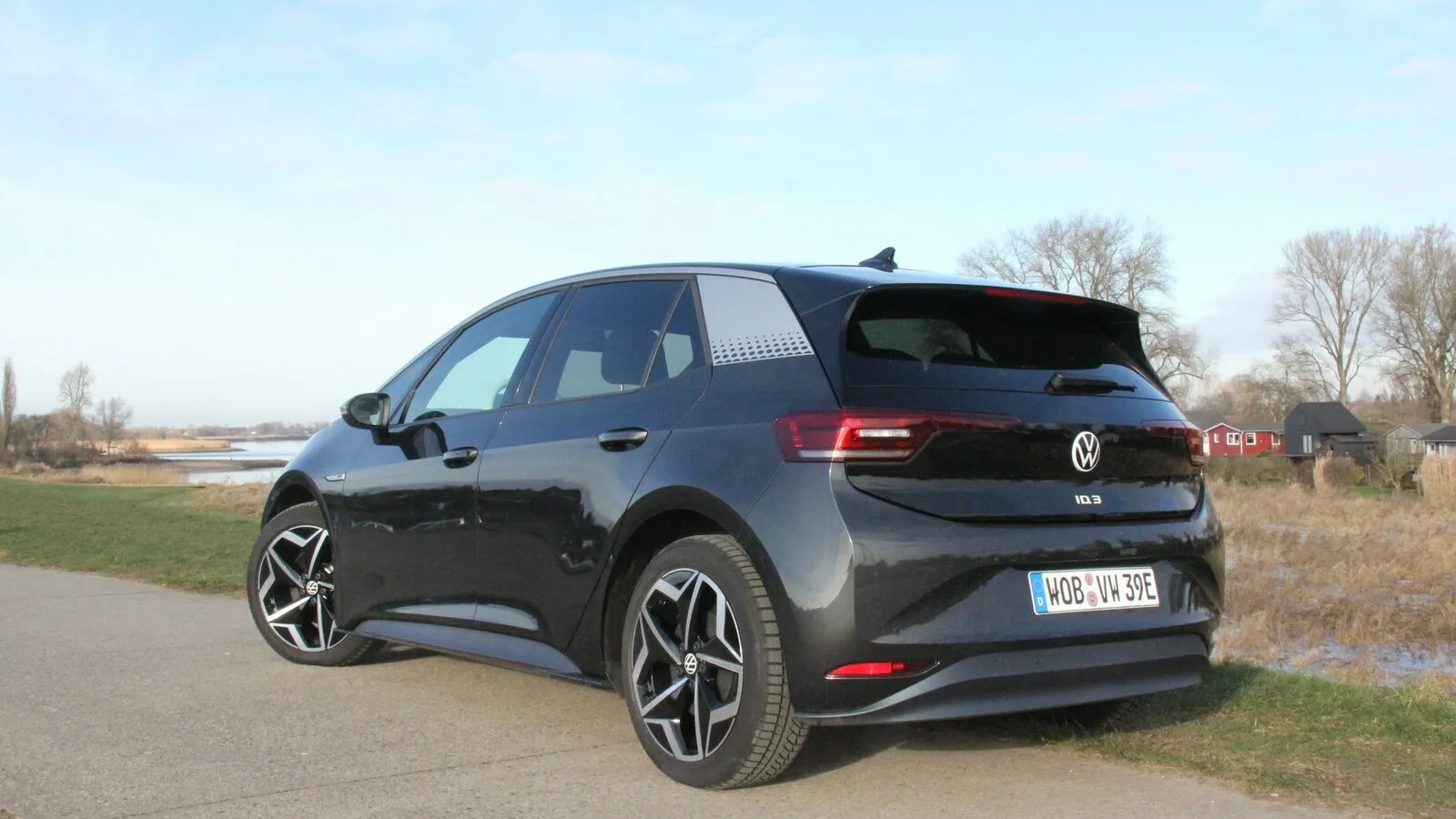 Nur die breite C-Säule des ID.3 erinnert optisch an den VW-Klassiker Golf.